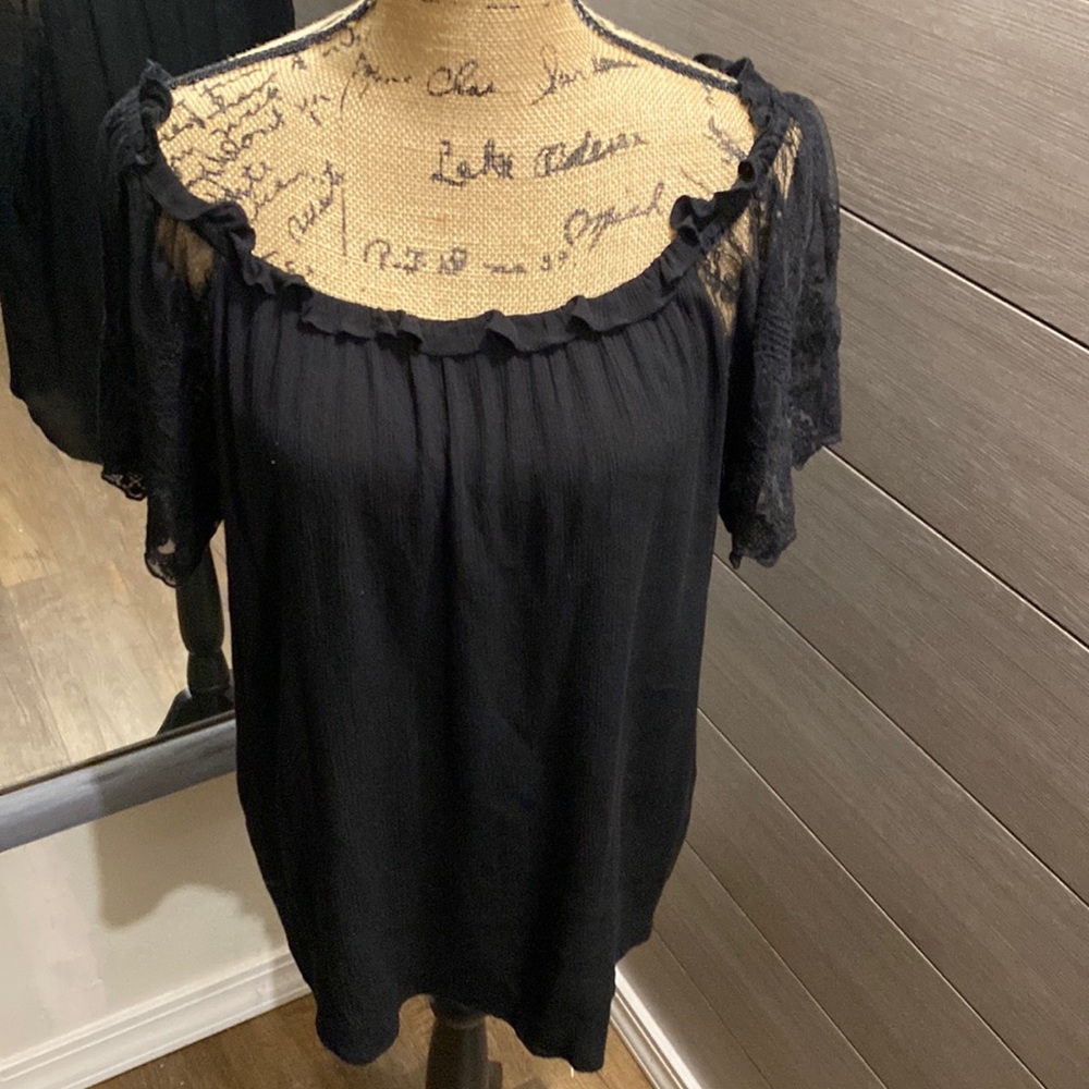 Cute top with lace sleeves